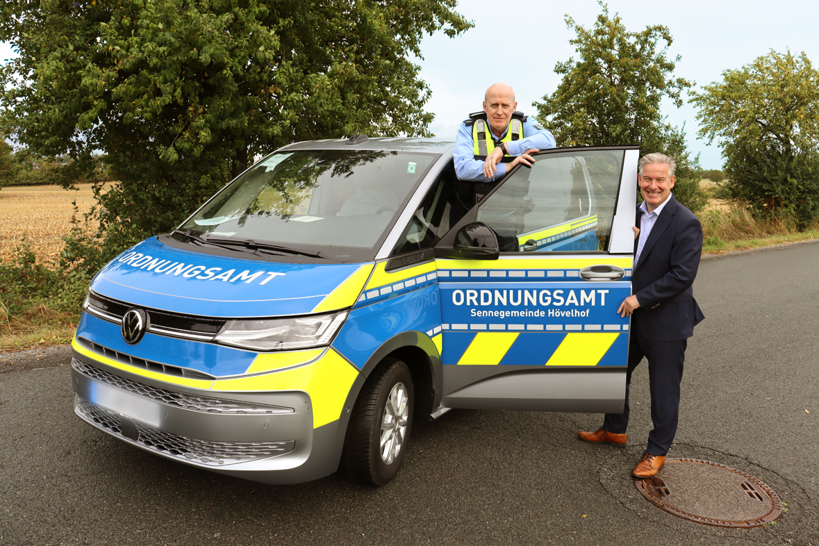 Mehr Prsenz auf Hvelhofs Straen: Ordnungsamts-Mitarbeiter Peter Schlotmann und Brgermeister Michael Berens (r.) mit dem neuen Dienstfahrzeug