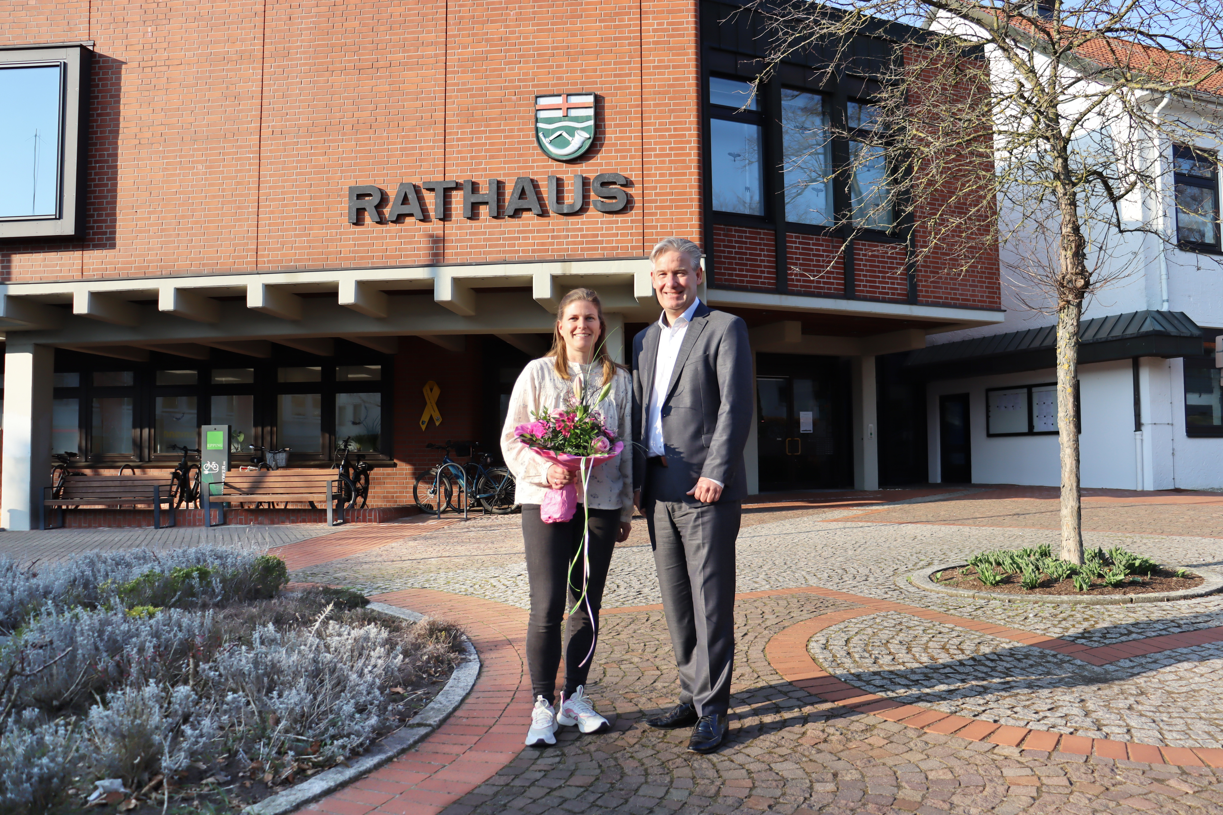 Kathrin Hermes hat die Leitung des Hauptamtes der Sennegemeinde H�velhof �bernommen. B�rgermeister Michael Berens gratulierte zur neuen Aufgabe