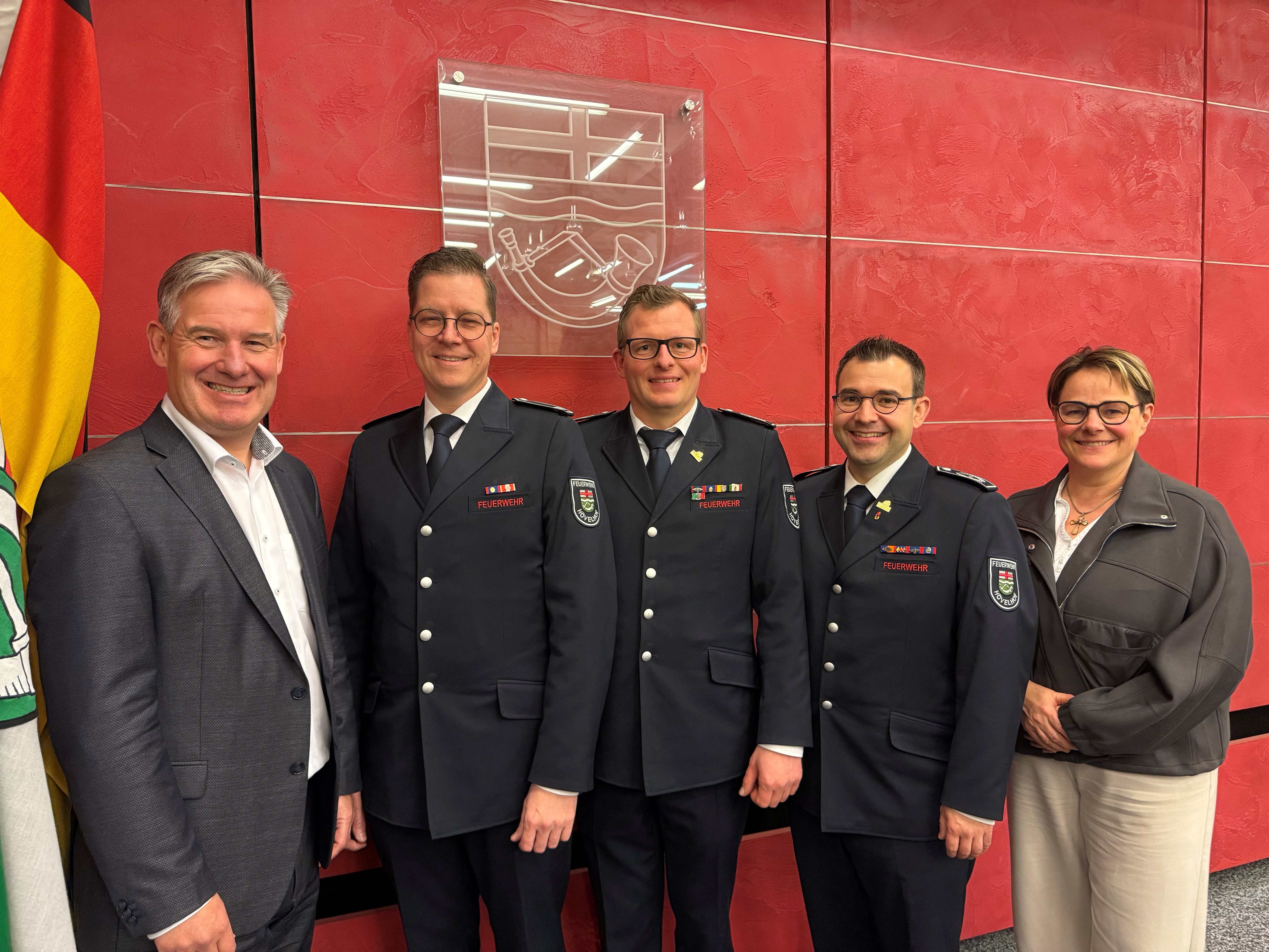 Vorstellung der k�nftigen Feuerwehr-Leitung (v. l.): B�rgermeister Michael Berens mit Dietmar R�ring, Sebastian Lienen, Patrick Falkenrich und B�rgeramts-Leiterin Petra Breuer
