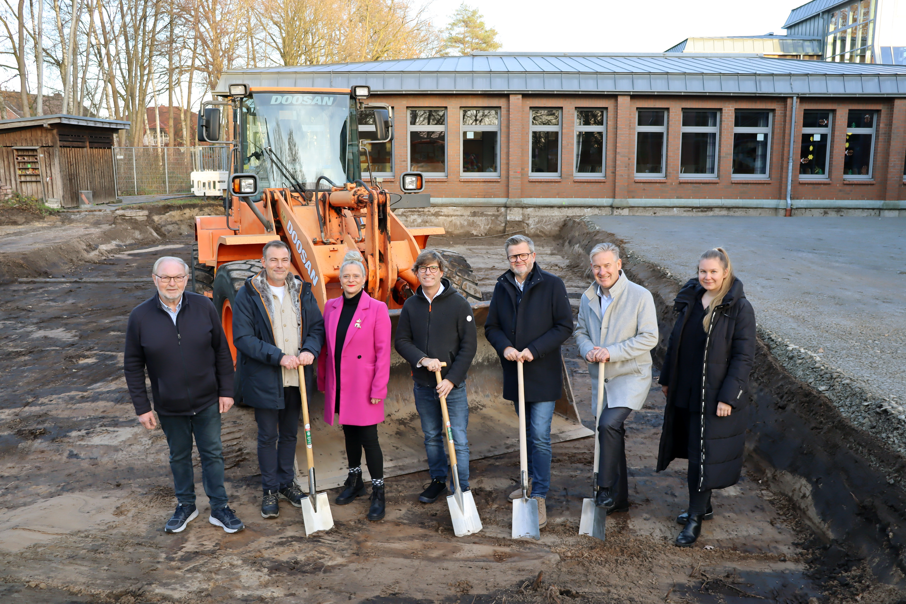 Tiefbauer Richard Berens, Rolf und Anja H�lscher von der ausf�hrenden Baufirma, Andr� Hack vom Architekturb�ro b44 architekten, Schulleiter Jochen Welschmeier, B�rgermeister Michael Berens sowie Bauamts-Mitarbeiterin Claudia Bochnig (v. l.) beim symbolisc