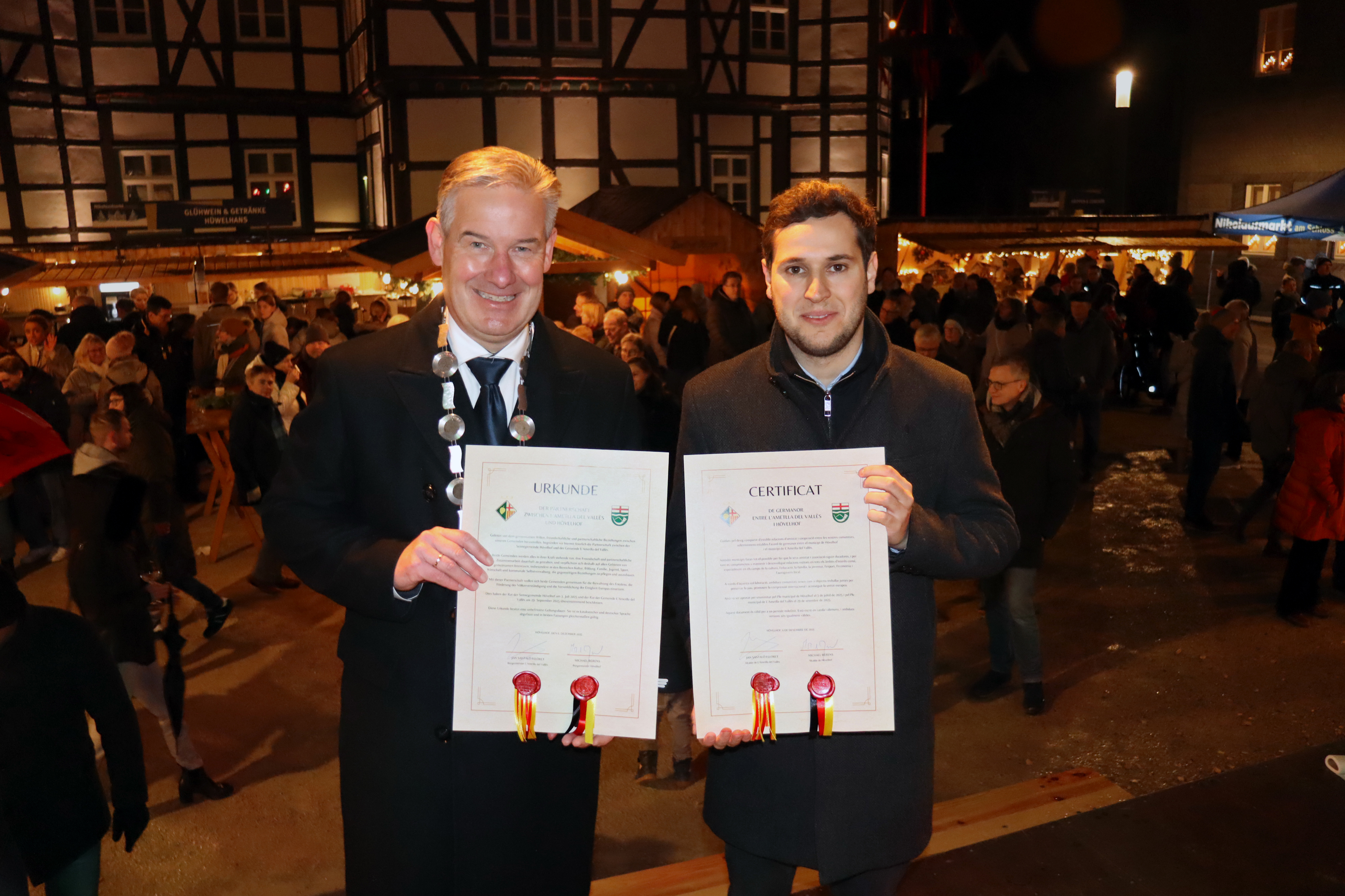 Foto 1: Ein Moment europ�ischer Freundschaft: Die B�rgermeister Michael Berens (l.) und Jan Santal� halten die frisch unterzeichneten Partnerschaftsurkunden in den H�nden. 