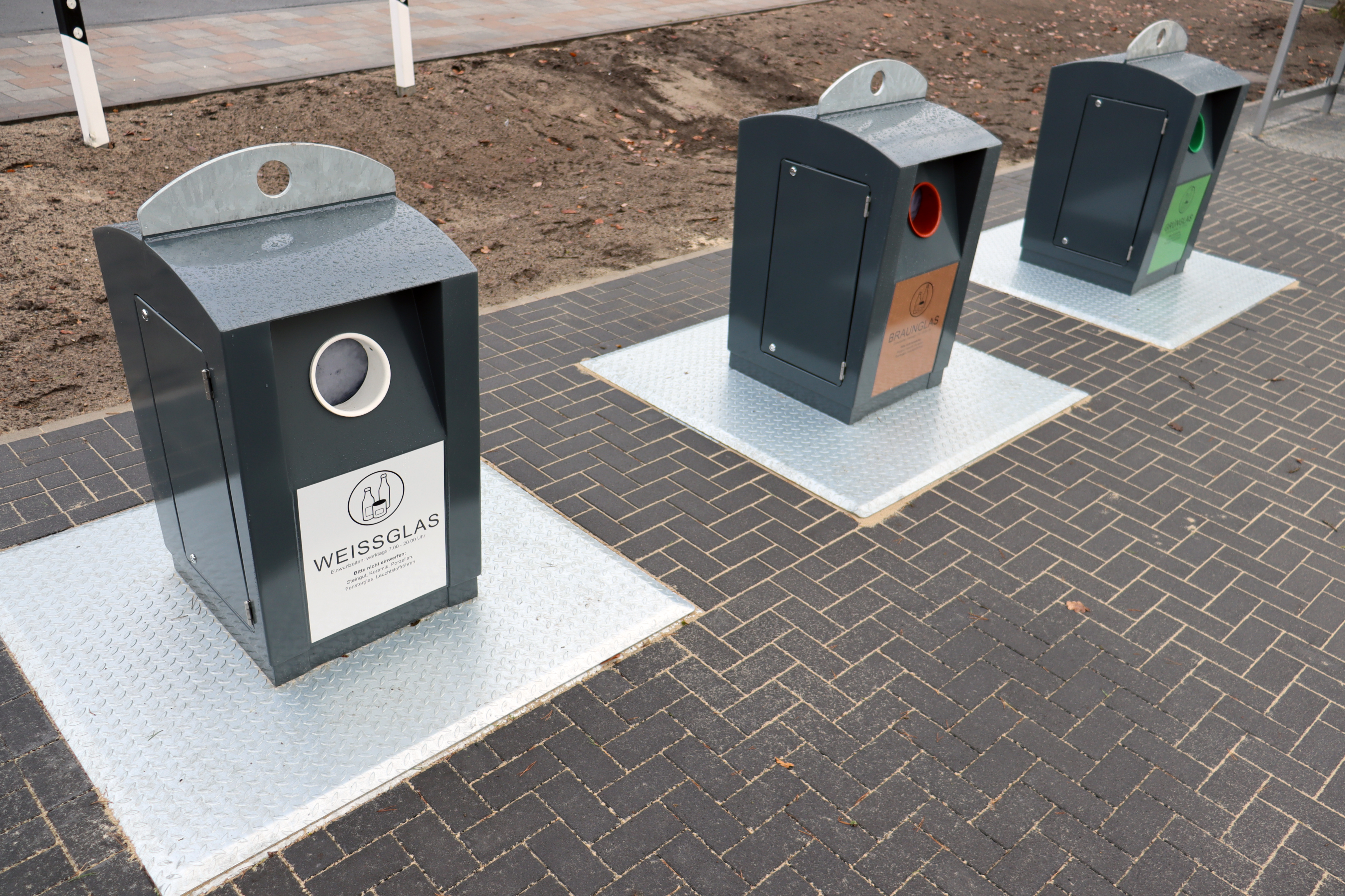 Die neuen Unterflur-Container an der Furlbachschule bieten eine moderne und barrierearme M�glichkeit zur Altglas-Entsorgung