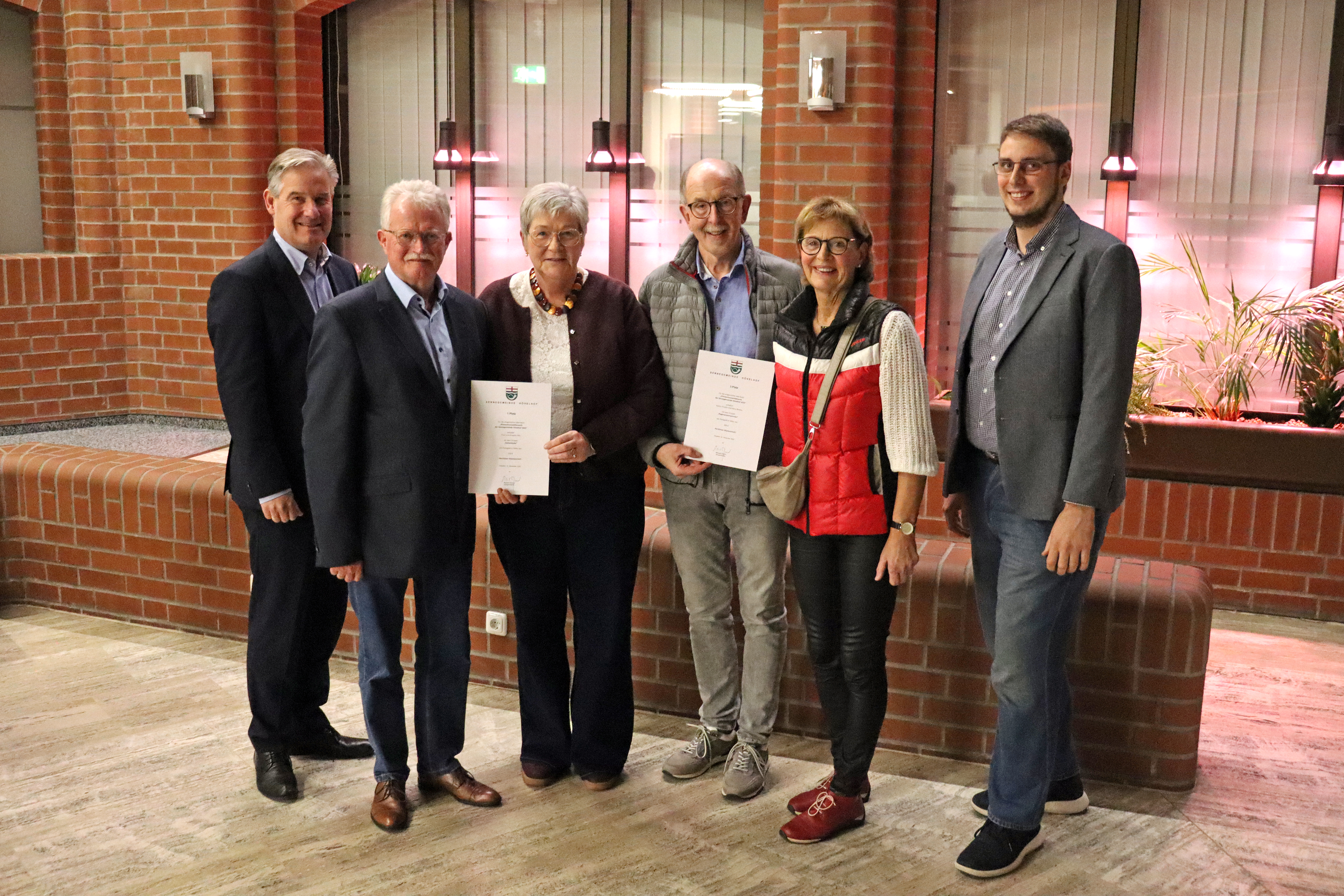 B�rgermeister Michael Berens (l.) und Klimaschutzmanager Moritz Pucker (r.) ehrten (v.l.) Paul und Anette Hils sowie Rainer Pszolla und Petra Berens f�r ihre Beitr�ge zum Ideenwettbewerb zu Klimaverbesserung 2025