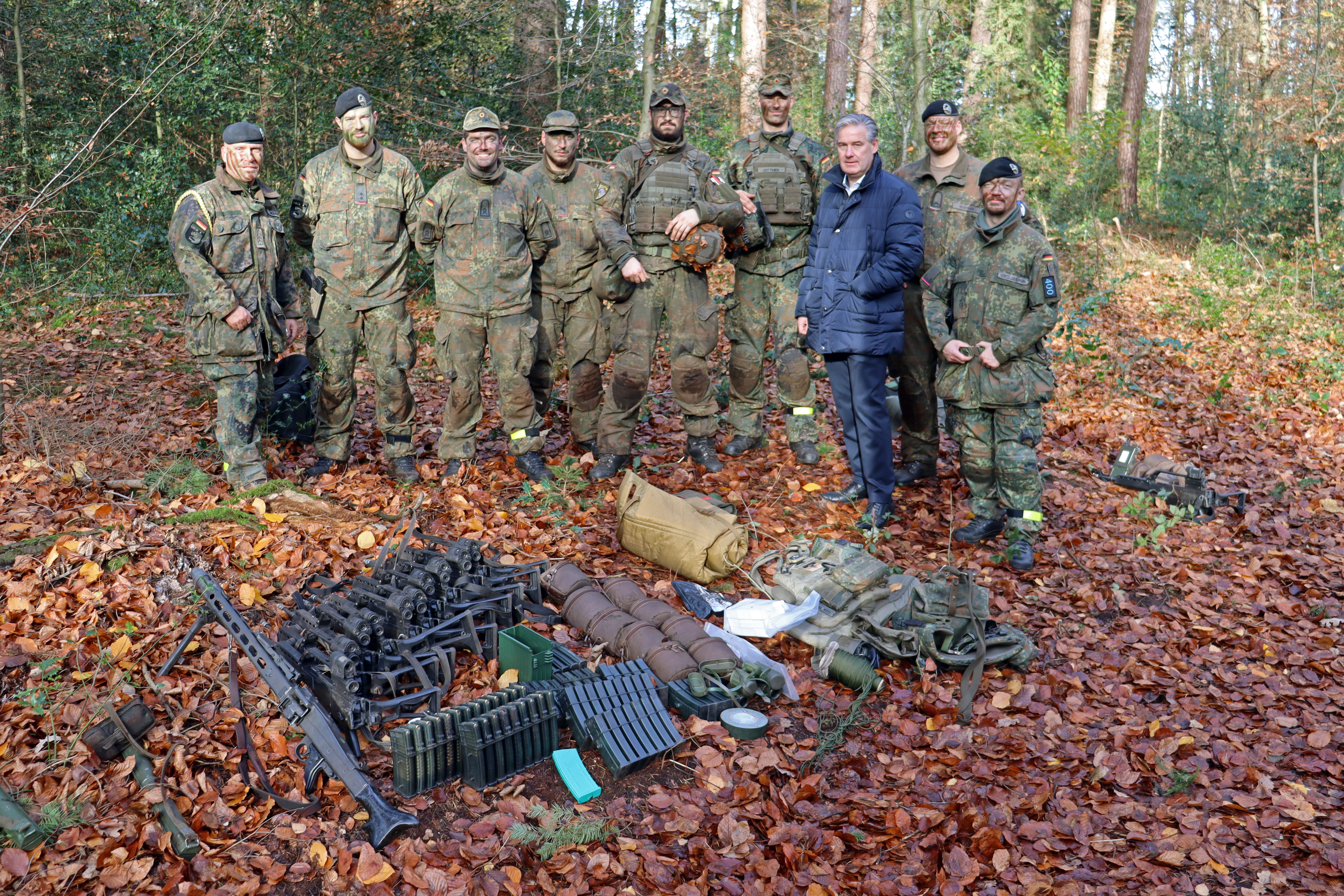 Oberstabsfeldwebel Martin Lindenborn (1. v. l.) und Major Neels Kienitz-Jannermann (1. v. r.) erl�utern B�rgermeister Michael Berens (3. v. r.) gemeinsam mit weiteren Soldaten der Kompanie die eingesetzte Ausr�stung
