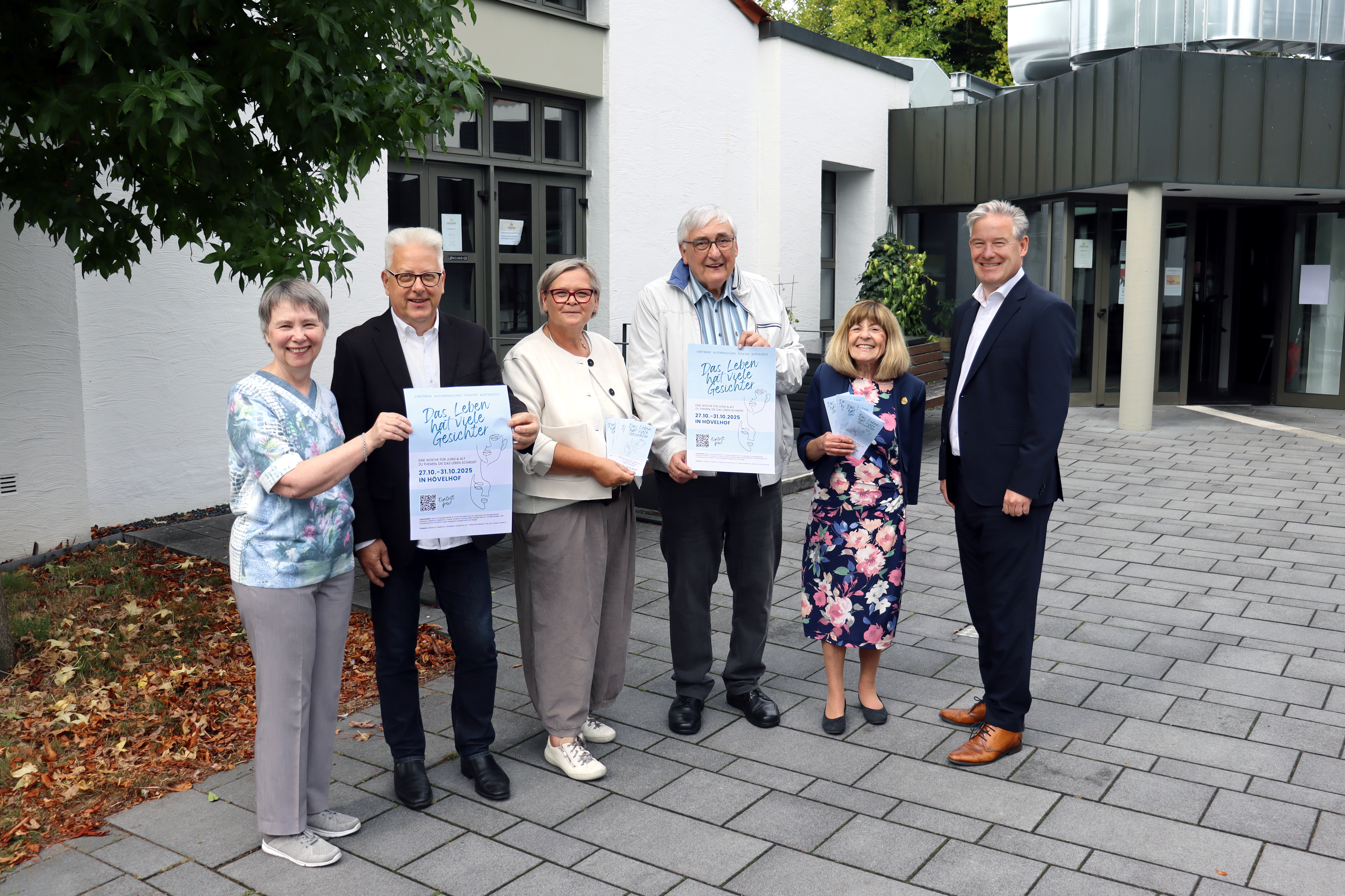 �Das Leben hat viele Gesichter� (v.l.): Stephanie Schr�der, engagierte B�rgerin, Pfarrer Ulrich Richter, Barbara Nolte, Leitung Familienzentrum Schatenstra�e, Gerd Kleinhietpa�, Caritas-Konferenz H�velhof, Rita Bonensteffen, Ev. Johannes Kirchengemeinde/D