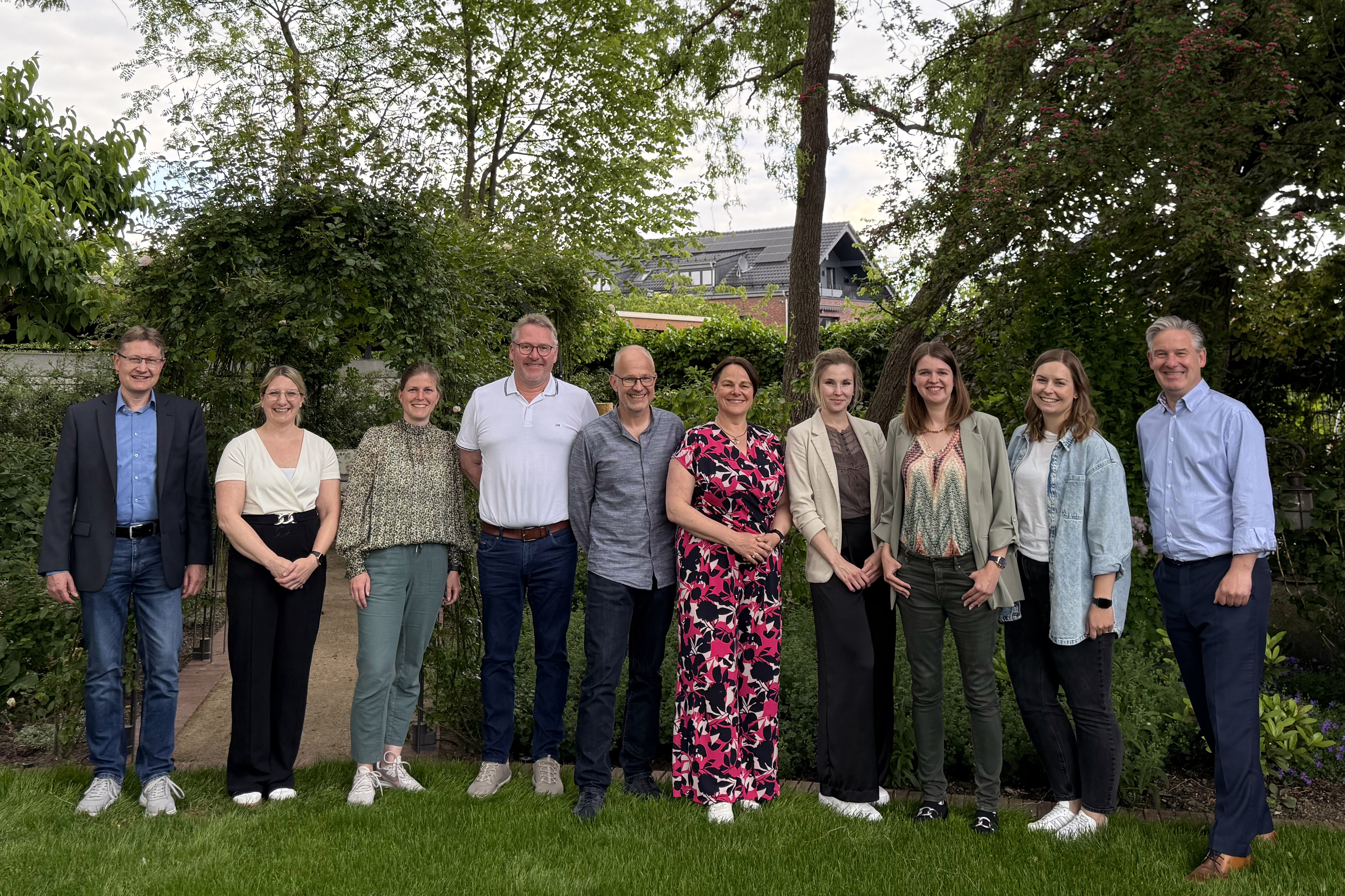 Impulse aus der Wissenschaft: Unter der Leitung von Prof. Dr. Miriam Stehling (2. v. l.), Professorin f�r Digitale Kommunikation an der Euro-FH, erarbeiteten die F�hrungskr�fte der Gemeinde H�velhof zentrale Leitlinien f�r die Digitalisierung der Verwaltu