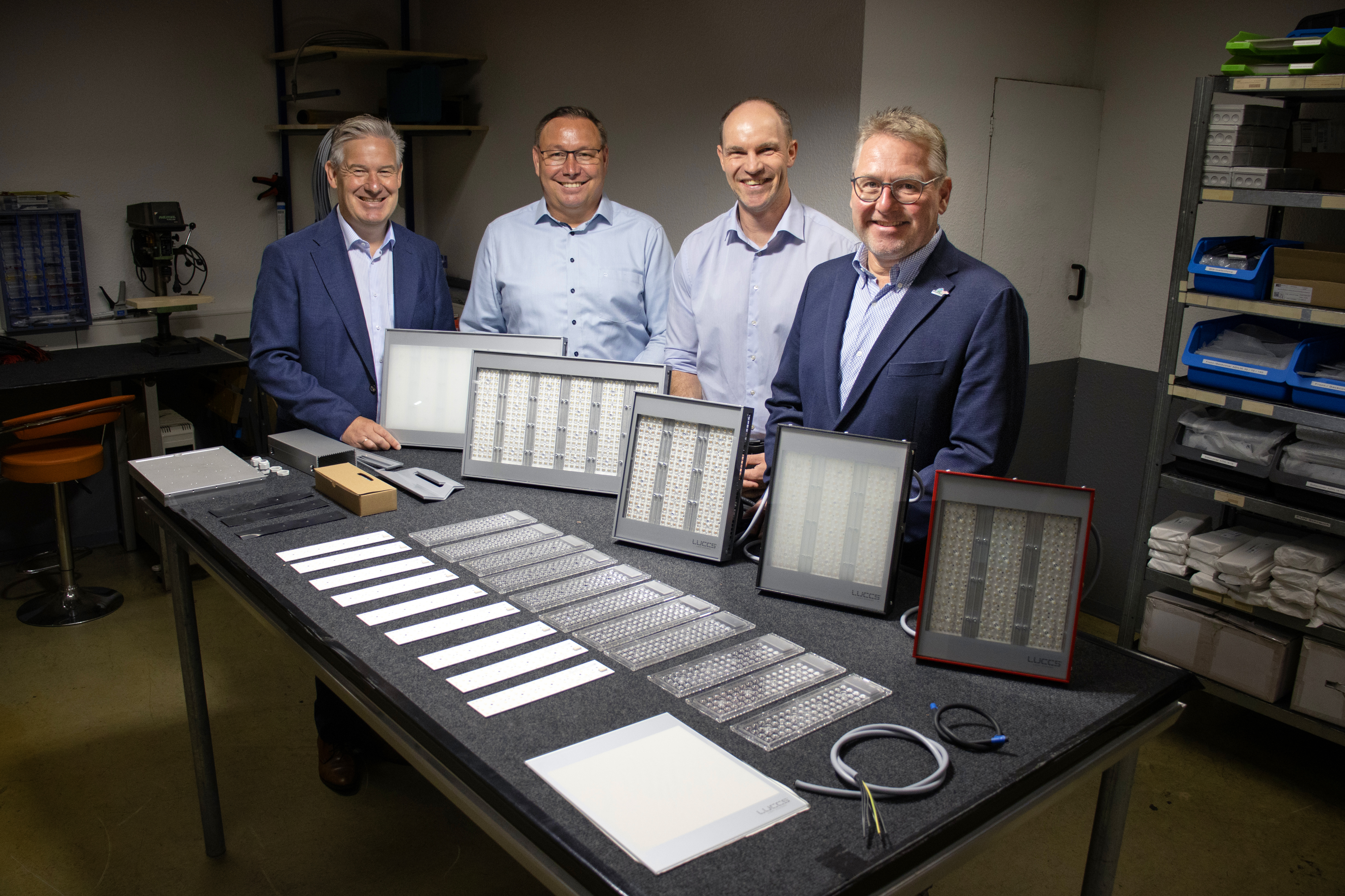 Nachhaltige Technik aus H�velhof: B�rgermeister Michael Berens, die Gr�nder J�rgen Nordhoff und Thorsten Steinig sowie Wirtschaftsf�rderer Thomas Westhof (v. l.) mit den ersten Leuchten der Produktserie ADILIA. 