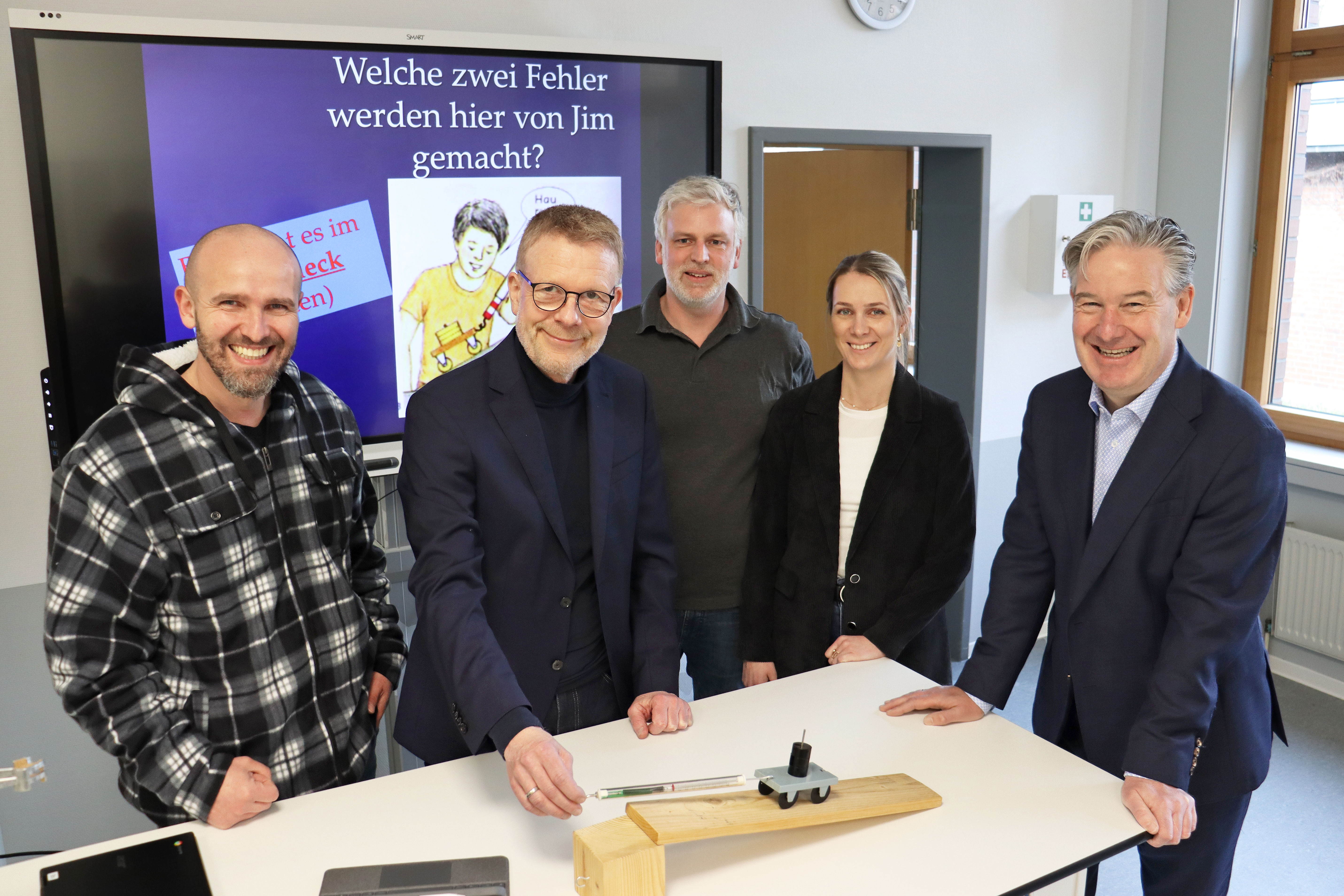 Wenn Theorie zur Praxis wird (v. l.): Physiklehrer Leon Egbert, Schulleiter Michael Stolpmann, Physiklehrer Daniel Bradbury, Konrektorin Kathrin Bokel und B�rgermeister Michael Berens probieren ein Experiment im neuen Physikraum aus