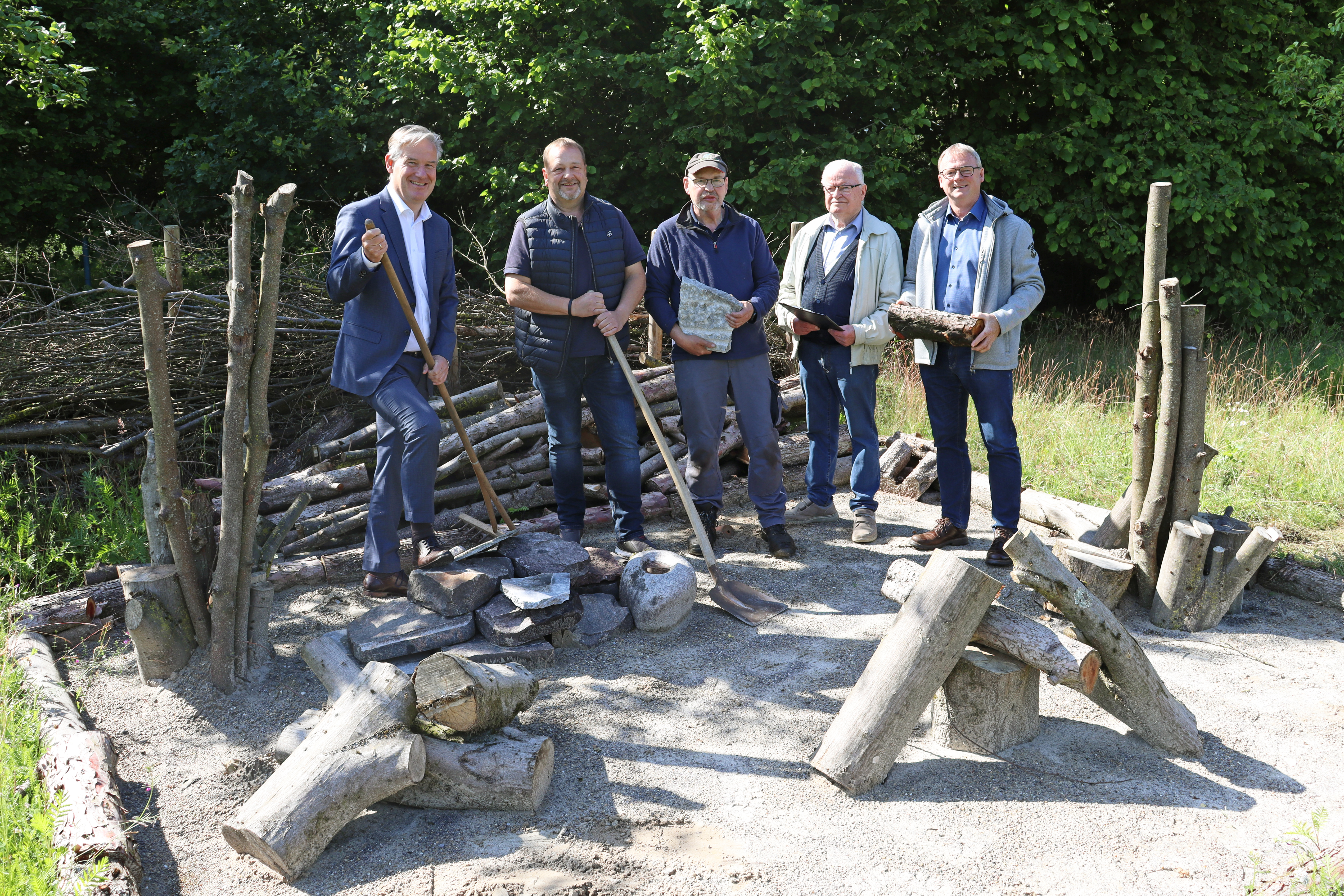B�rgermeister Michael Berens, DGHR-Vorstandsmitglied Ralf Wiethoff, Vereinsmitglied und Projektleiter Manfred Rodehutscord, DGHR-Ehrenmitglied Manfred Wiethoff sowie DGHR-Vorsitzender Robert Burmester p