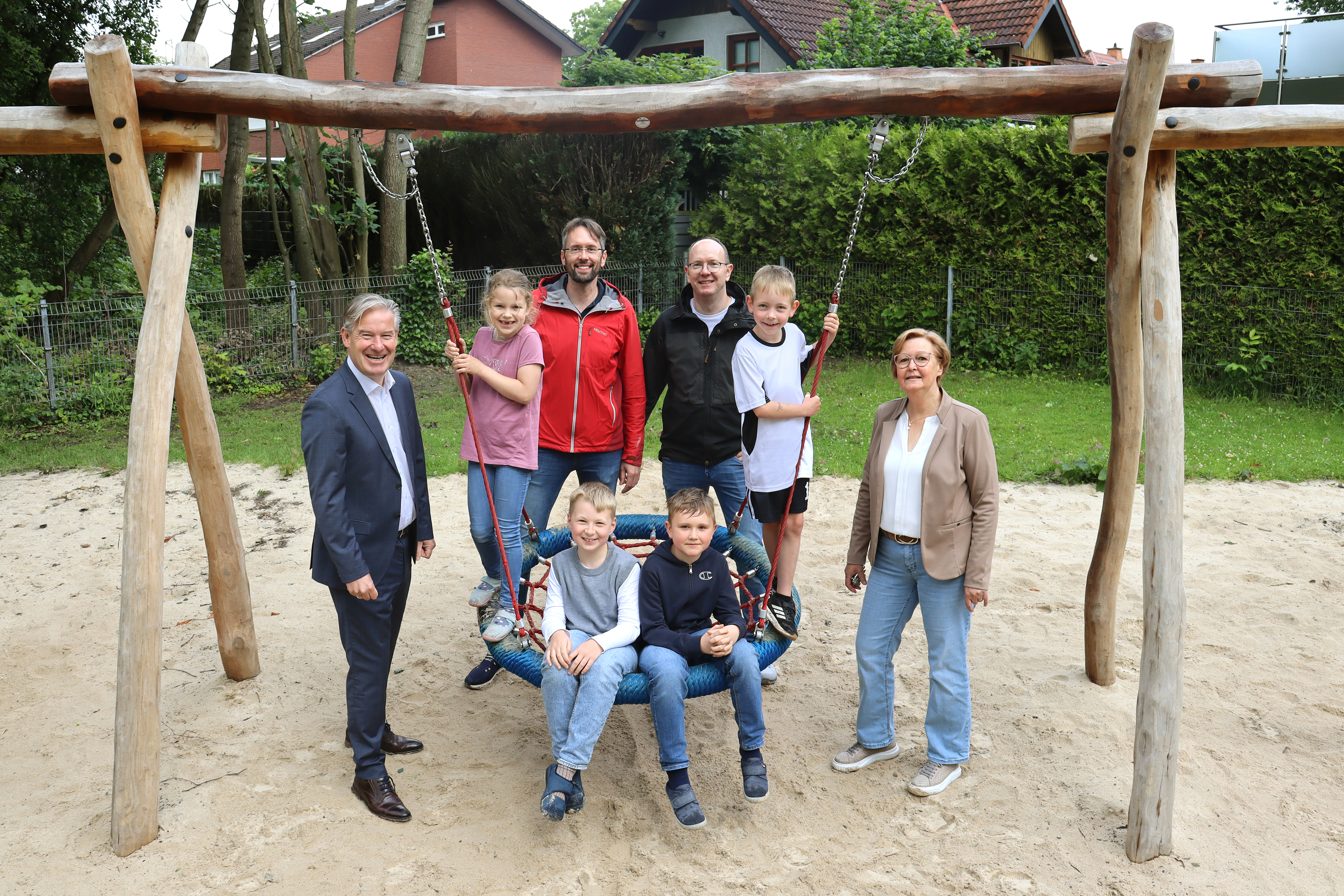  B�rgermeister Michael Berens, die F�rdervereins-Vorsitzenden Michael Beckmann und Stefan Beckmann, Schulleiterin Christine Kirchner, Sch�lersprecherin Anna Winnefeld sowie die Sch�lersprecher Elias Corman, Lenny Wojtalla und Maxim Edel