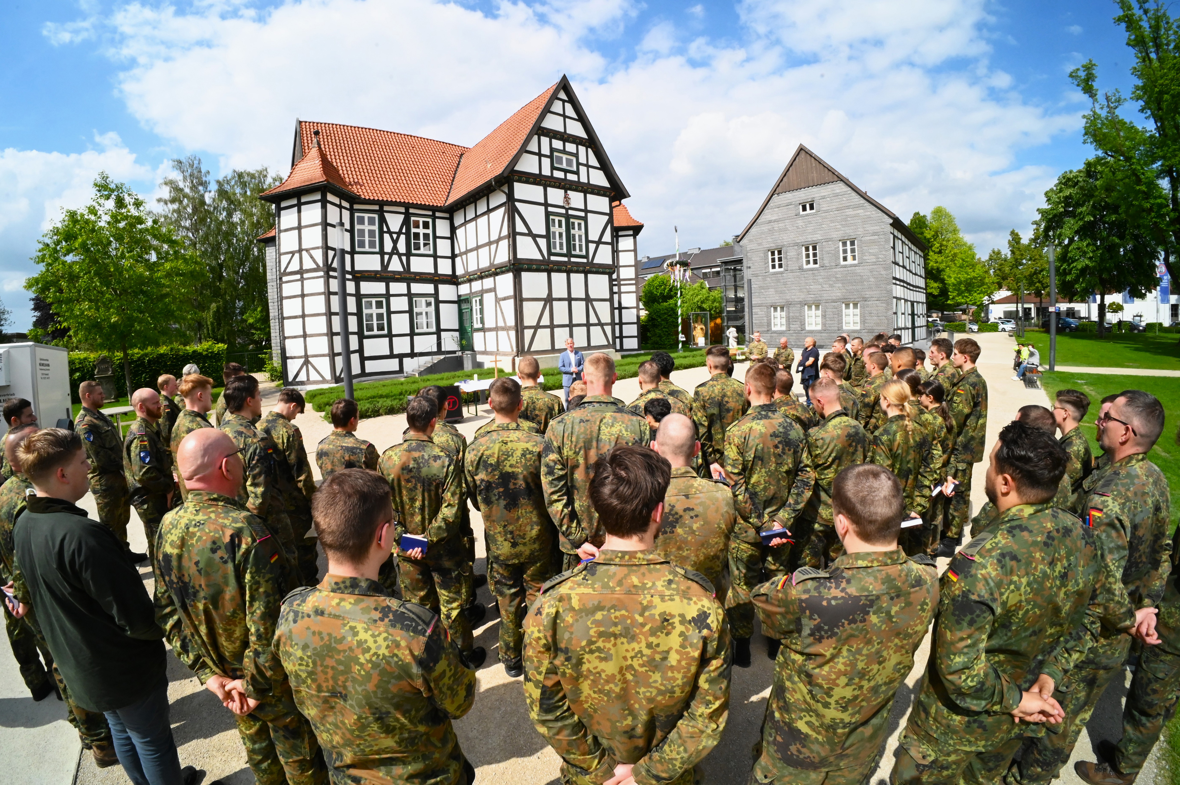 Beim Feldgottesdienst vor dem Jagdschloss dankte B�rgermeister Michael Berens der H�velhofer Patenkompanie f�r ihr Engagement beim �Tag im Zeichen unserer Werte