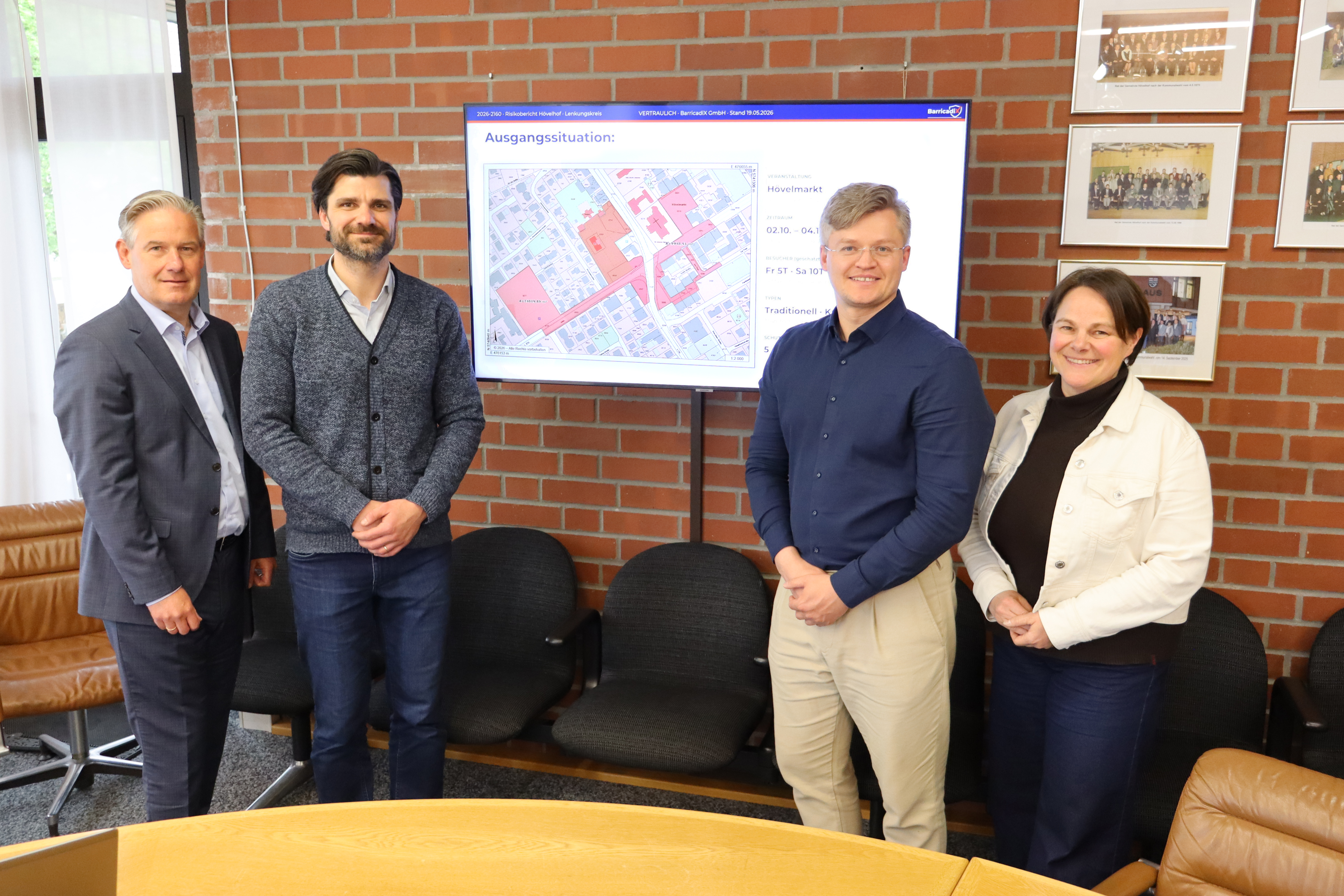 B�rgermeister Michael Berens, die BarricadiX-Gesch�ftsf�hrer Valentin Antipin und Dr.-Ing. Paul Eichwald sowie B�rgeramts-Leiterin Petra Breuer (v. l.) arbeiten gemeinsam an der Weiterentwicklung bestehender Sicherheitskonzepte