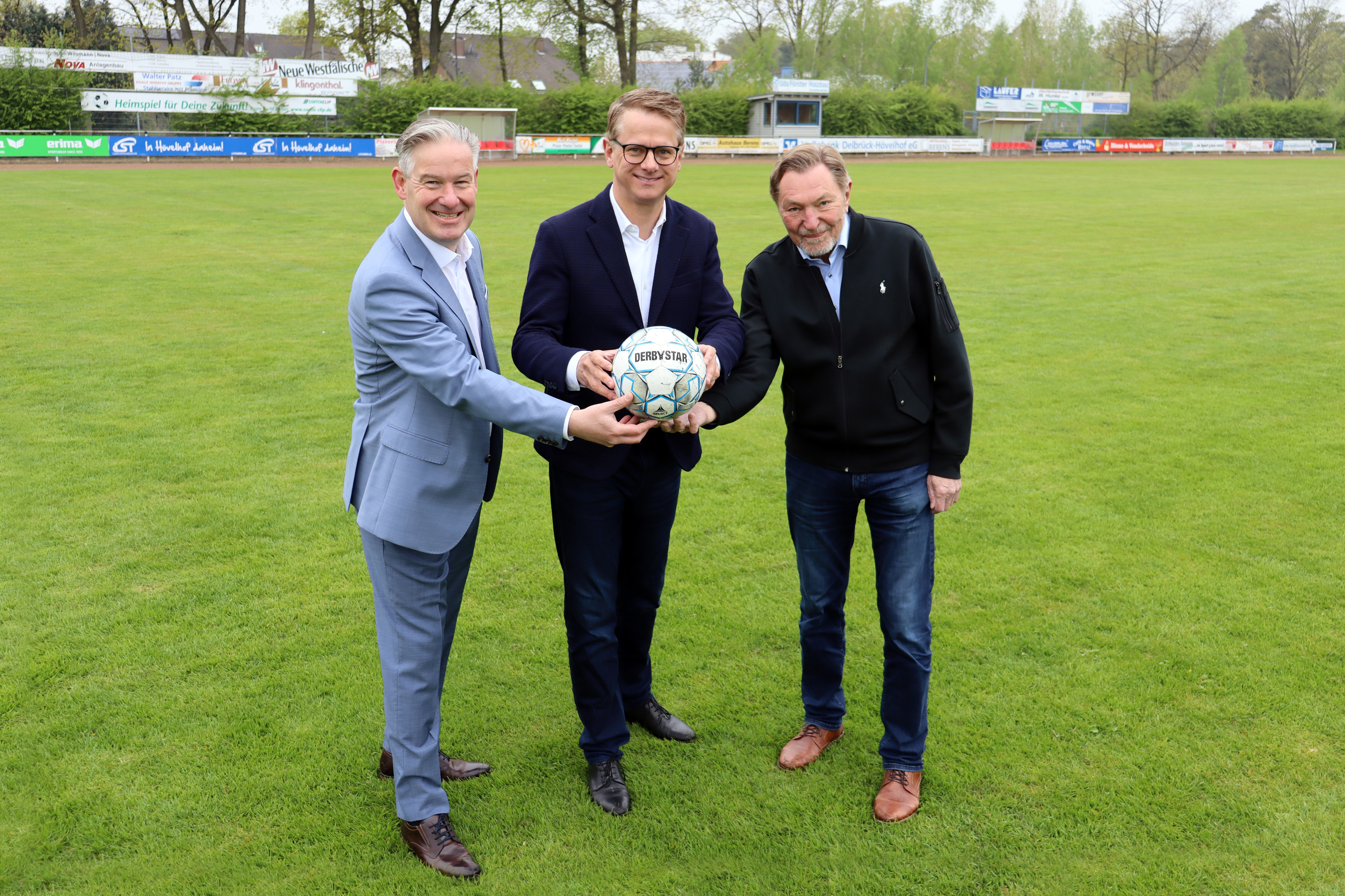 Gemeinsam am Ball f�r die Zukunft der Waldkampfbahn (v. l.): B�rgermeister Michael Berens, Dr. Carsten Linnemann, Mitglied des Deutschen Bundestages und Heinz Thieschnieder, Vorsitzender des H�velhofer Sportvereins (HSV).