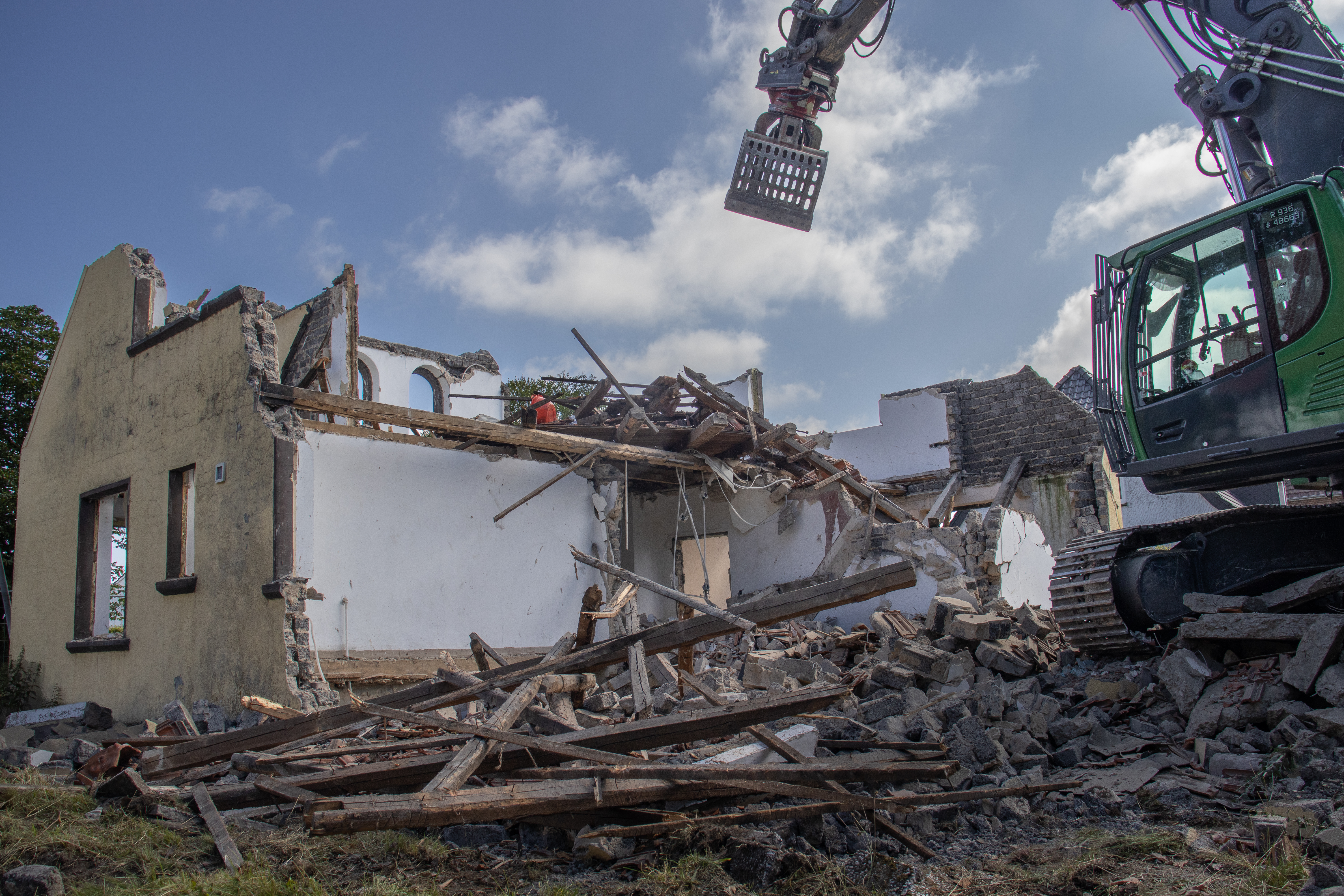 Mit dem Abriss des sogenannten �Gelben Hauses� startet die Vorbereitung f�r den neuen Dorfplatz in Espeln