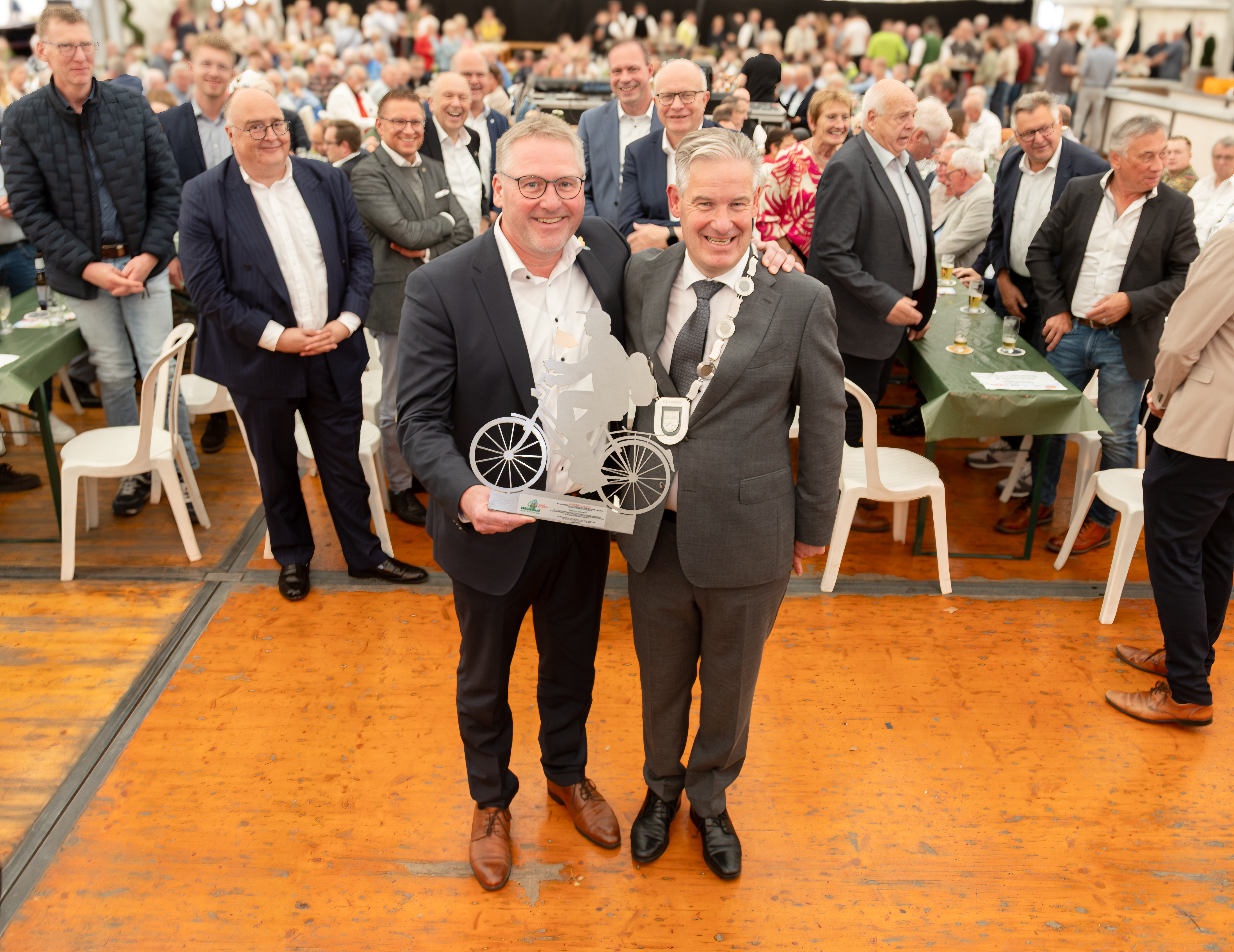 Viele Jahre begleitete Thomas Westhof (l.) die Vergabe des Rad-Oscars, beim diesj�hrigen H�velmarkt stand er selbst im Mittelpunkt. B�rgermeister Michael Berens �berreichte ihm den Tourismuspreis f�r sein jahrzehntelanges Engagement f�r H�velhof