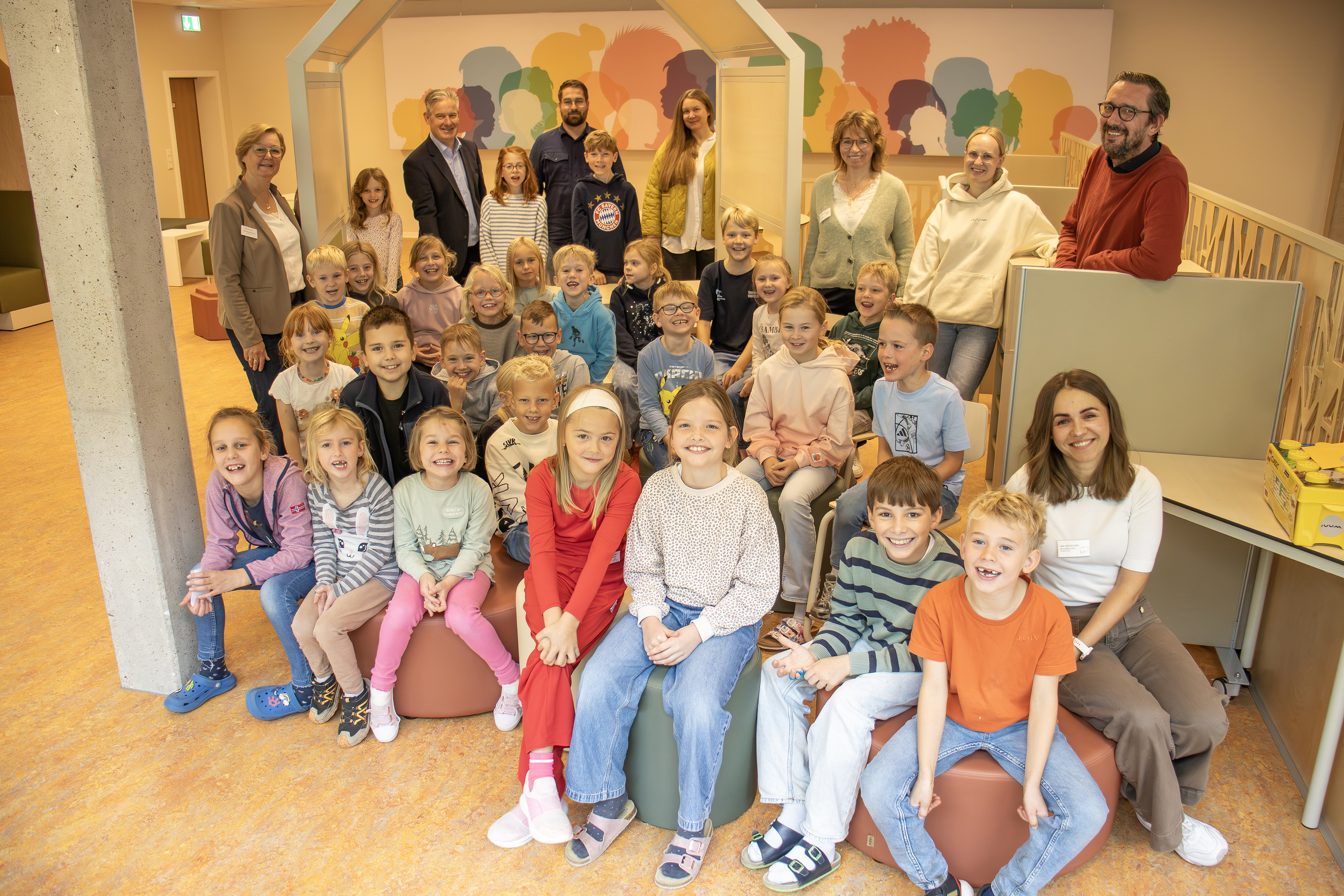Gemeinsam freuen sich das Sch�lerparlament sowie Vertreterinnen und Vertreter der Kirchschule, der Sennegemeinde H�velhof und des Planungsb�ros RUUM Design �ber die gelungene Umgestaltung der ehemaligen Aula