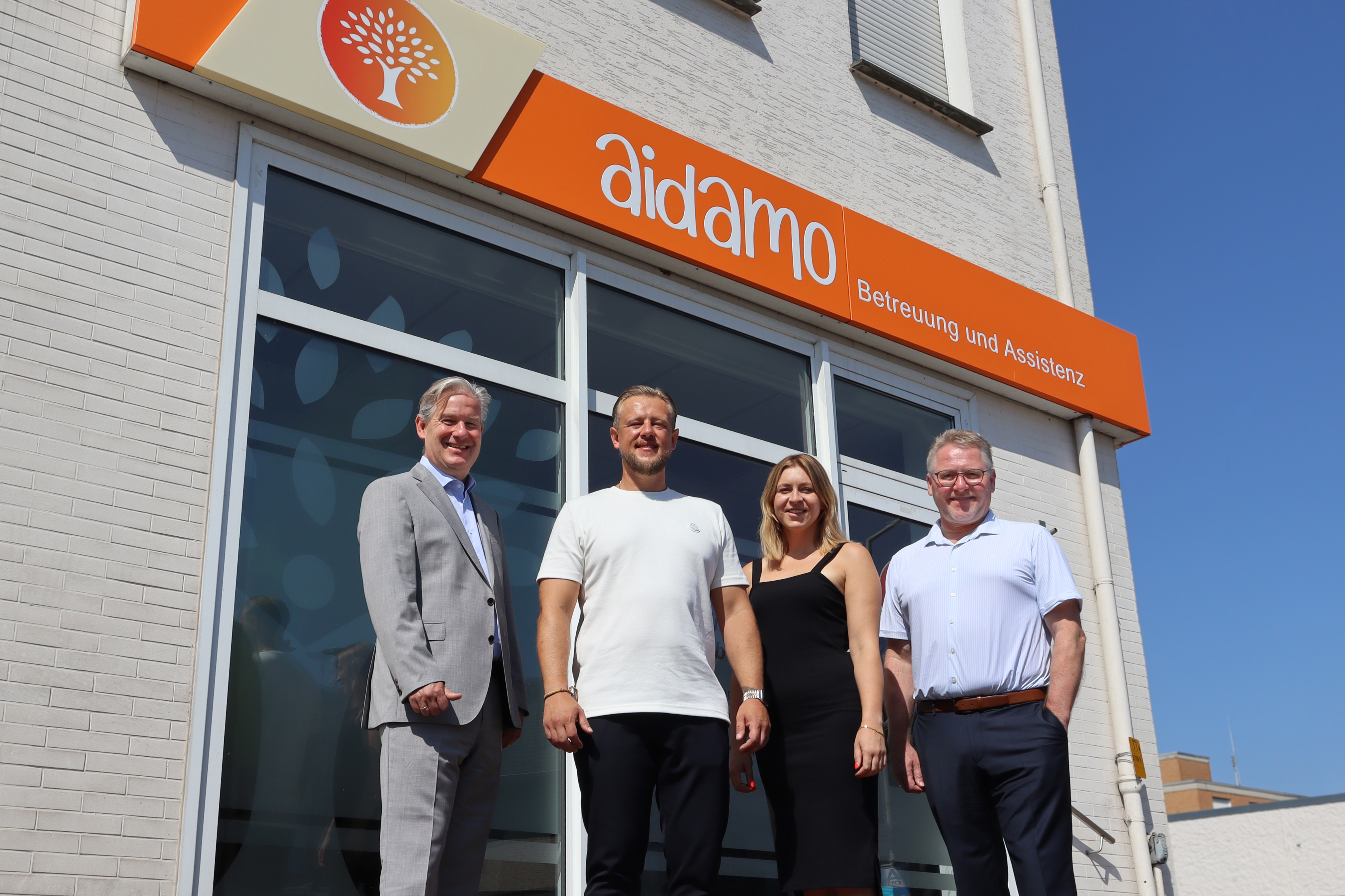 Vor den Aidamo-R�umlichkeiten an der Schlo�stra�e (v. l.): B�rgermeister Michael Berens, Denis und Anja Hubert sowie Wirtschaftsf�rderer Thomas Westhof 