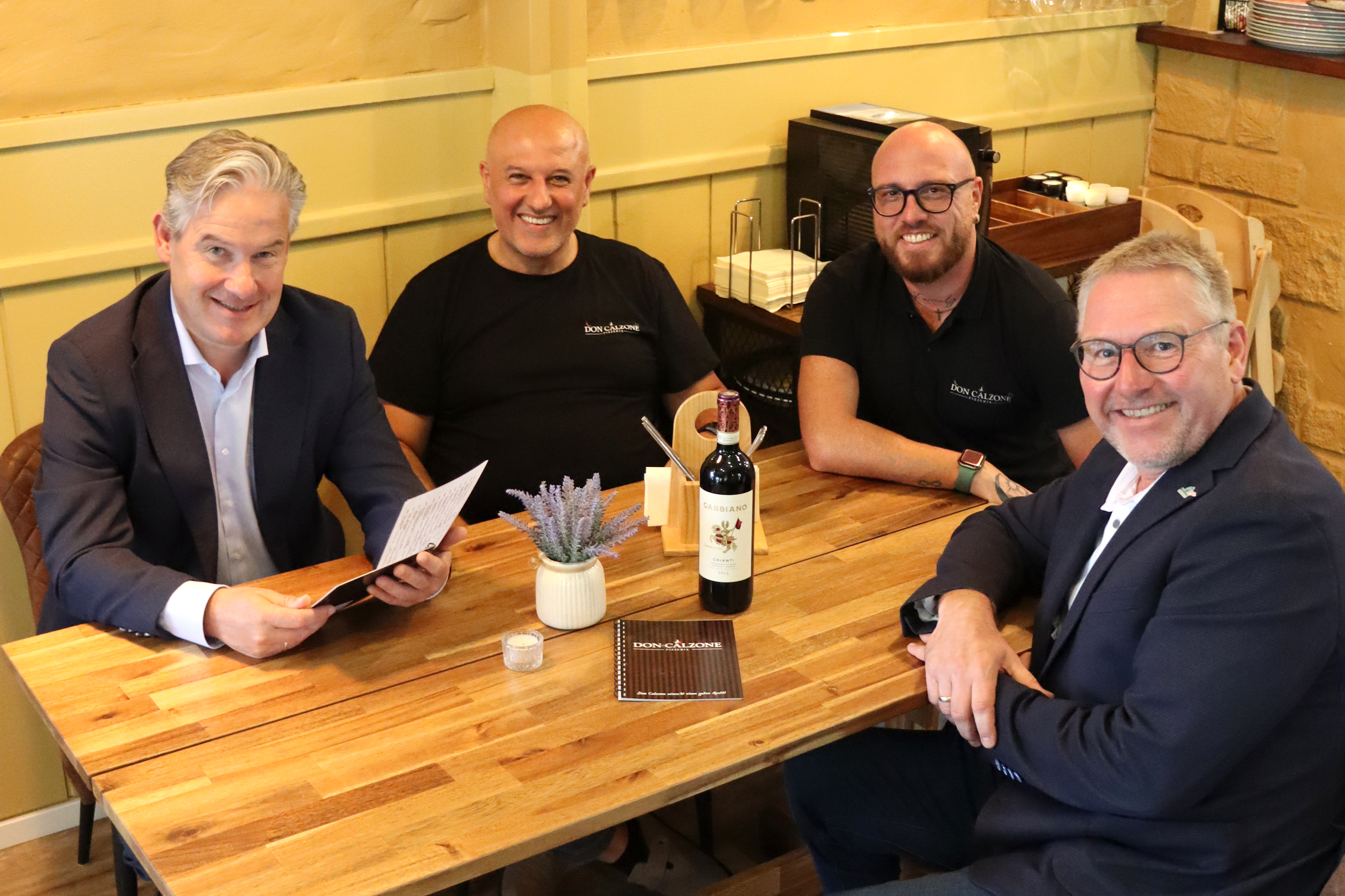 Frischer Wind auf der Speisekarte (v. l.): B�rgermeister Michael Berens, Inhaber Murat Cay, Pizzab�cker Marco Scherma und Wirtschaftsf�rderer Thomas Westhof beim Gespr�ch �ber die neuen Rezepte