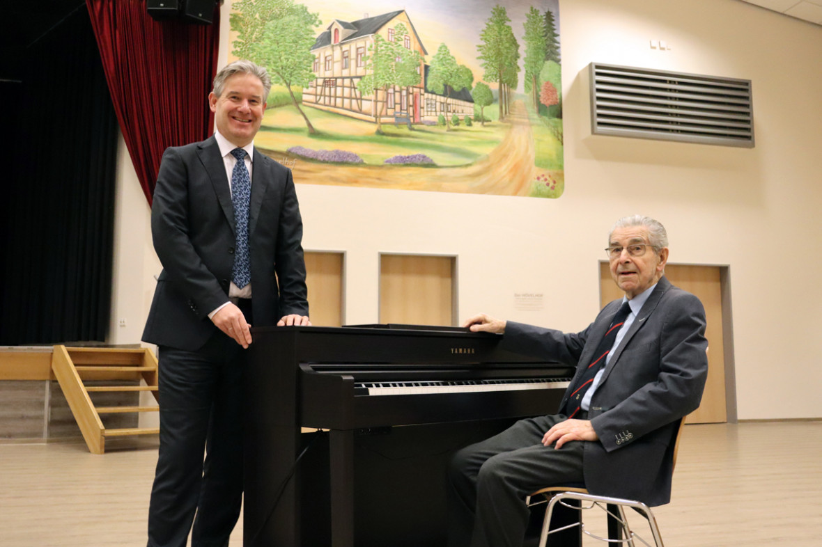 Bürgermeister Michael Berens (l.) mit Günther Epping an dem Klavier, das der Jubilar dem Schützen- und Bürgerhaus im Jahr 2012 gespendet hat