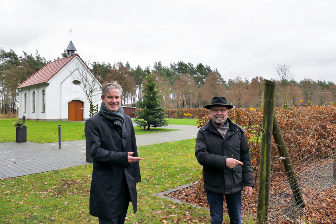 Bürgermeister Michael Berens und der Vorsitzende des Fördervereis Hövelsenner Kapelle e.V., Anton Rampsel 